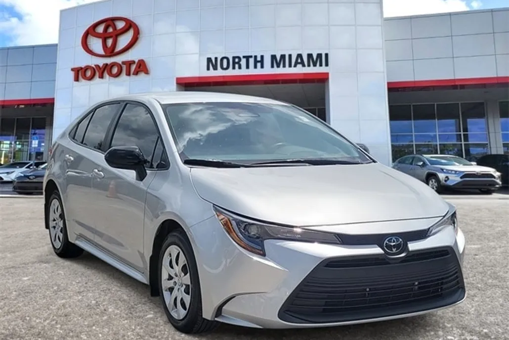2025 Toyota Corolla LE photo 1