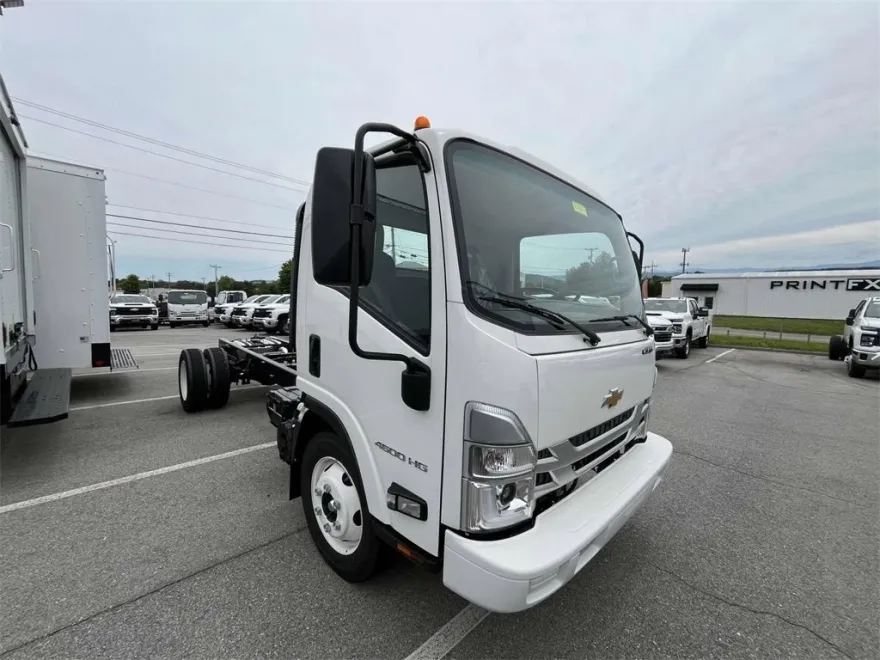 2024 Chevrolet Silverado 4500HD Base photo 1