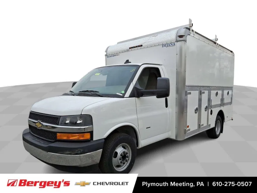 2023 Chevrolet Express Cutaway 3500 photo 1