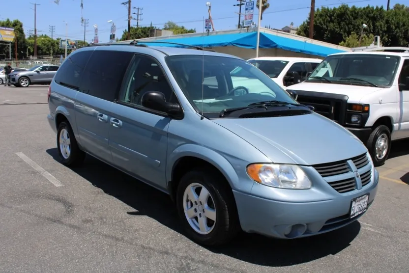 2005 Dodge Grand Caravan SXT photo 1