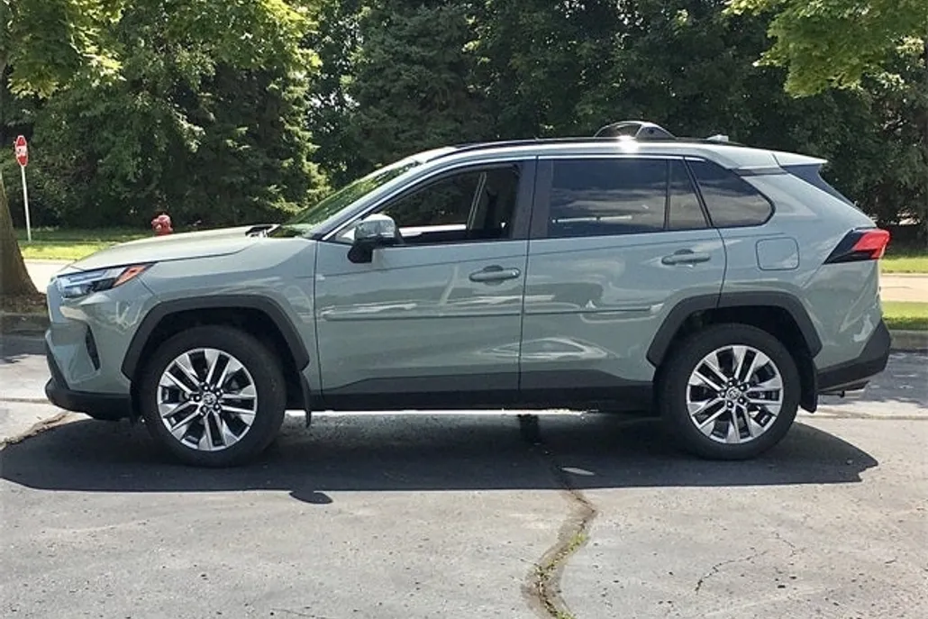 2022 Toyota RAV4 XLE Premium photo 1