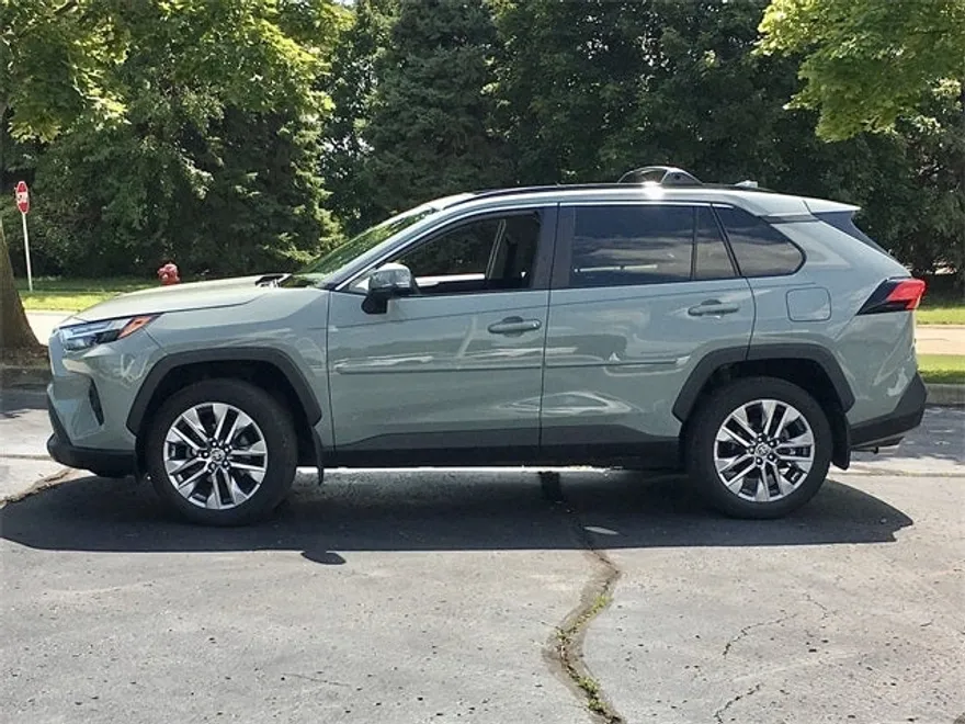 2022 Toyota RAV4 XLE Premium photo 1