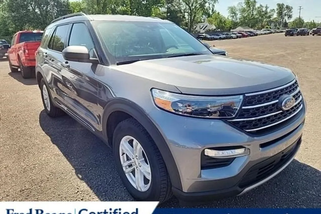2023 Ford Explorer XLT photo 1