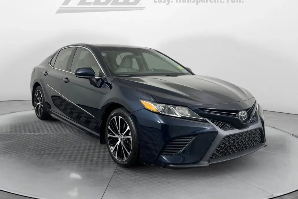2018 Toyota Camry SE photo 1