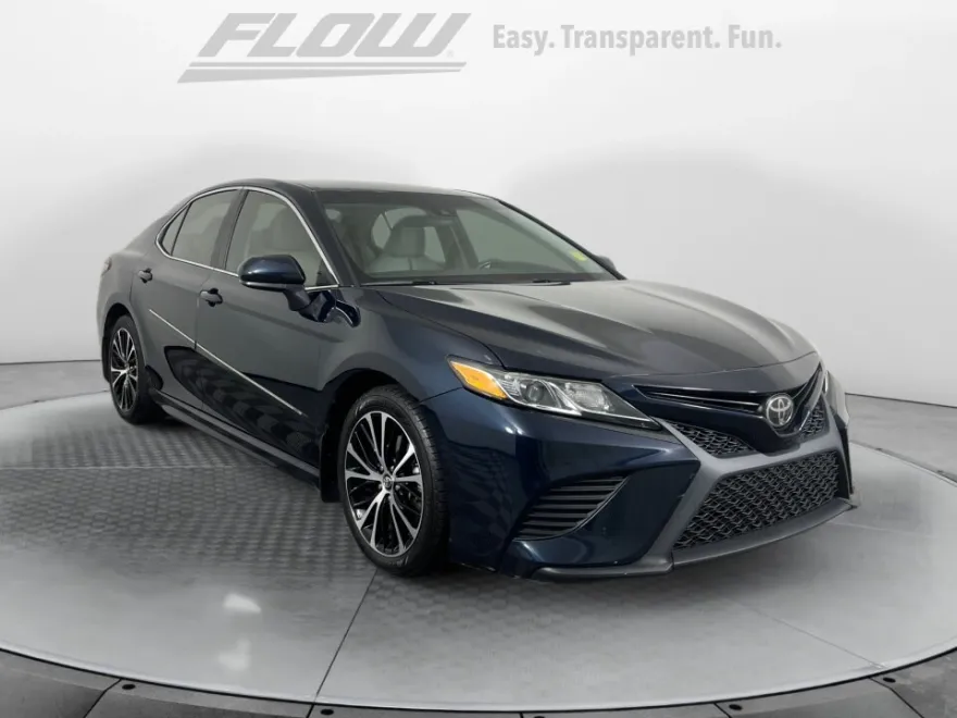 2018 Toyota Camry SE photo 1