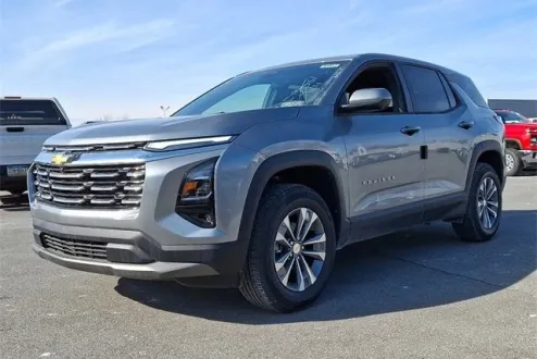 2025 Chevrolet Equinox LT photo 2