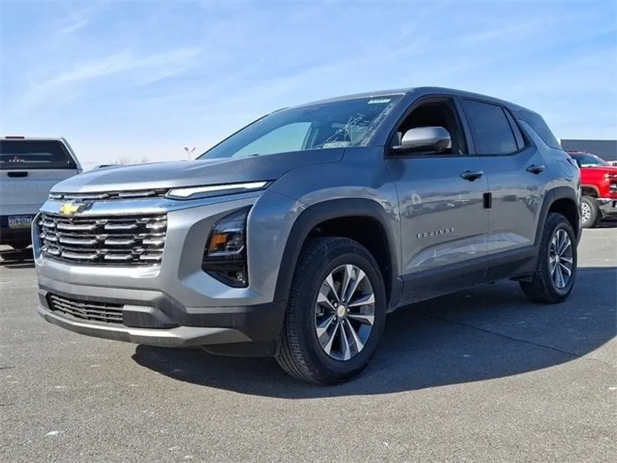 2025 Chevrolet Equinox LT photo 2