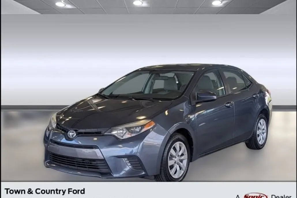 2015 Toyota Corolla LE photo 1