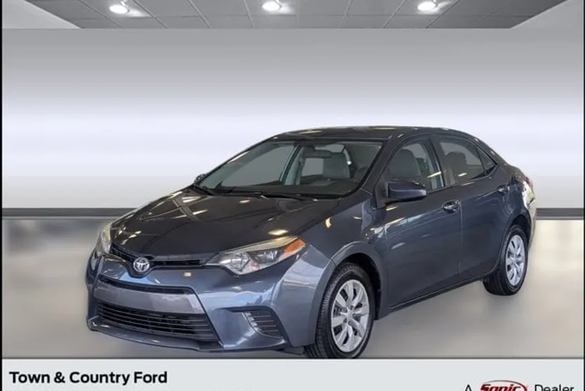 2015 Toyota Corolla LE photo 1