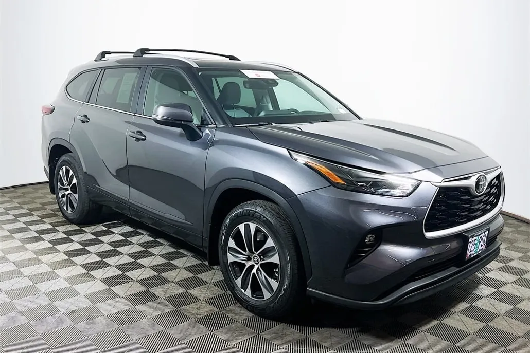 2024 Toyota Highlander XLE photo 1