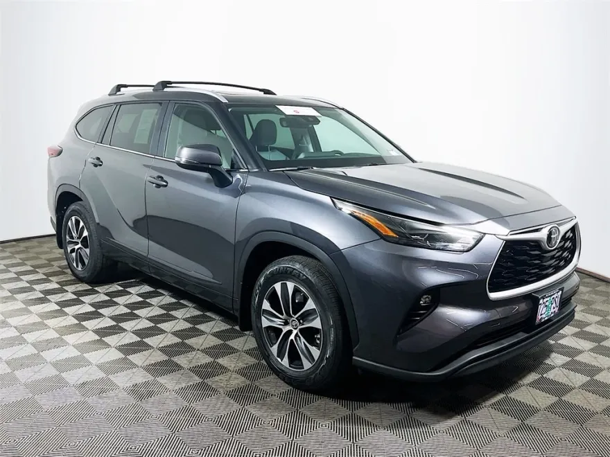 2024 Toyota Highlander XLE photo 1