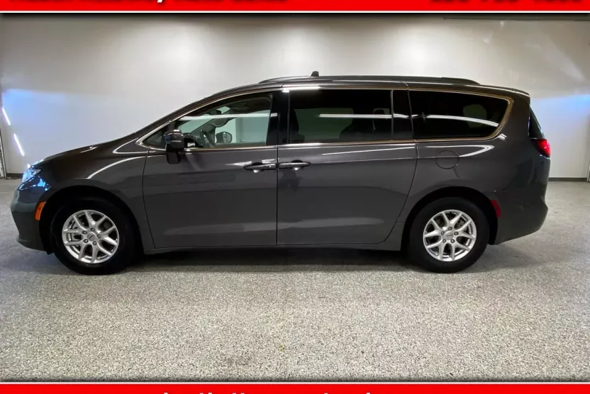 2022 Chrysler Pacifica Touring L photo 1