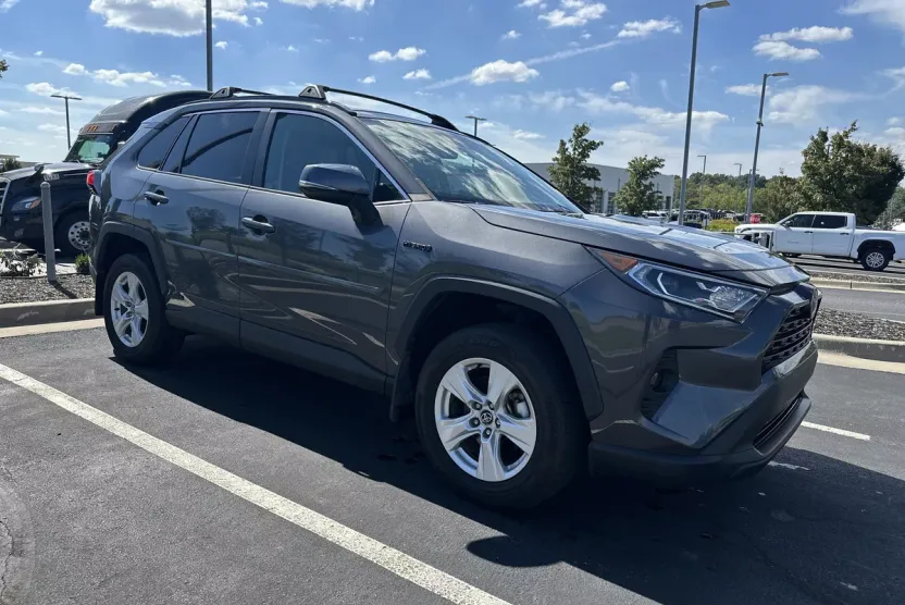 2021 Toyota RAV4 Hybrid XLE photo 1