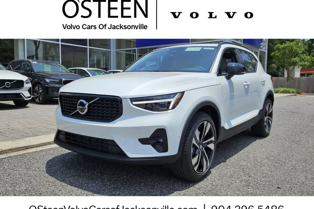 2025 Volvo XC40 Plus photo 1