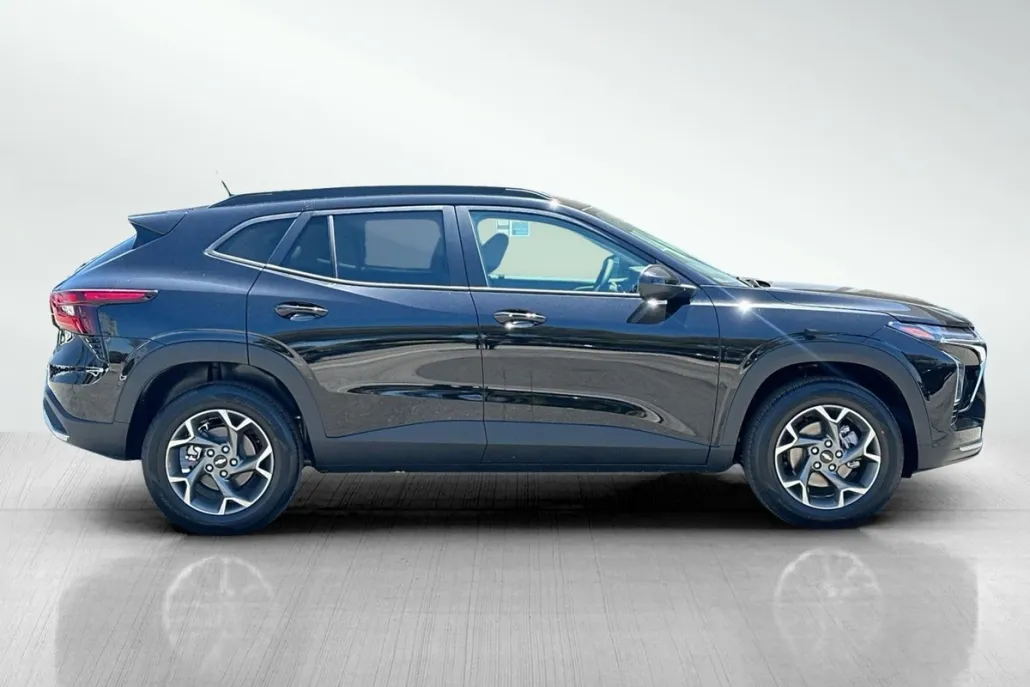 2025 Chevrolet Trax LT photo 1