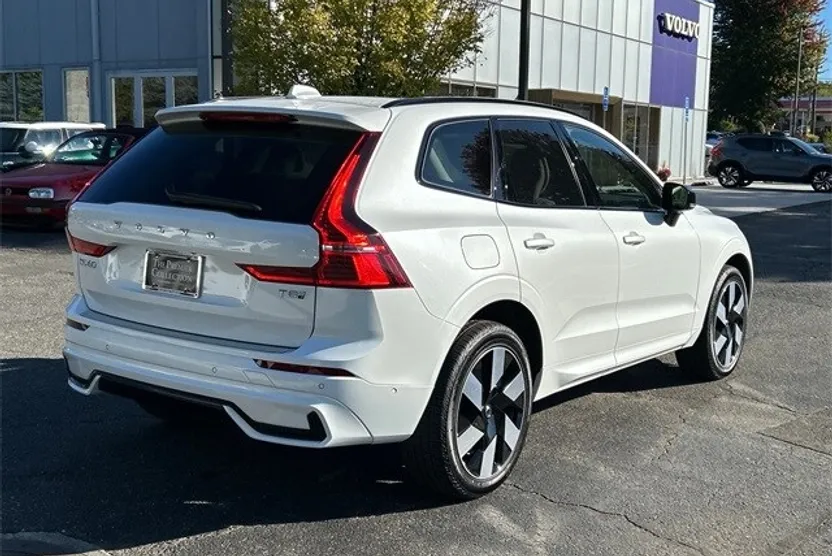 2025 Volvo XC60 Hybrid T8 Plus photo 1