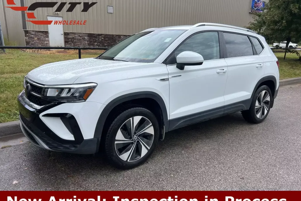 2024 Volkswagen Taos SE photo 1