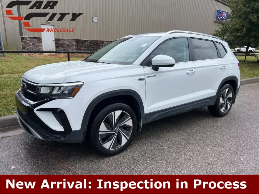 2024 Volkswagen Taos SE photo 1