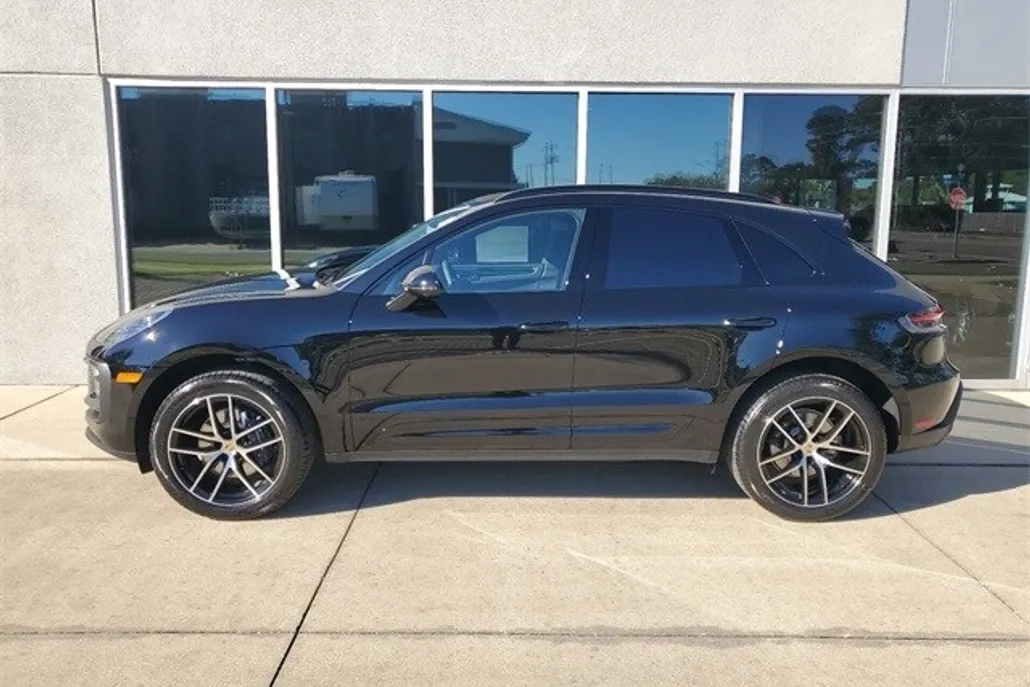 2025 Porsche Macan photo 1