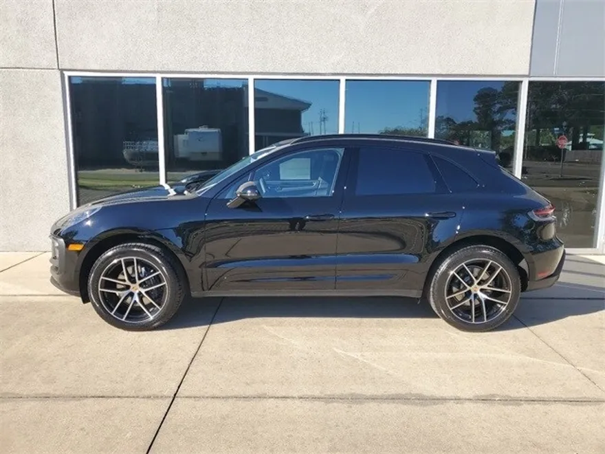 2025 Porsche Macan photo 1