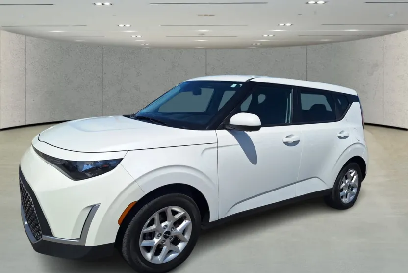 2024 Kia Soul LX photo 1