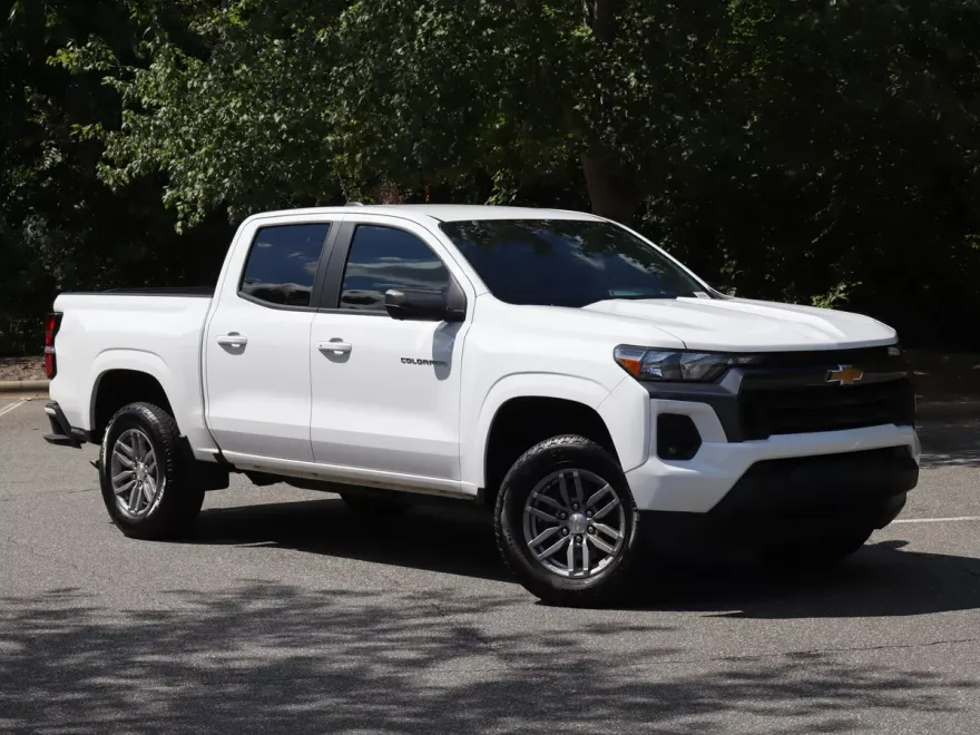 2024 Chevrolet Colorado LT photo 1