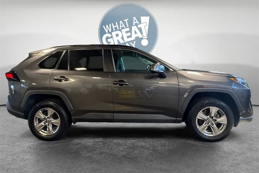 2022 Toyota RAV4 XLE photo 1