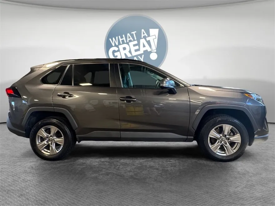 2022 Toyota RAV4 XLE photo 1