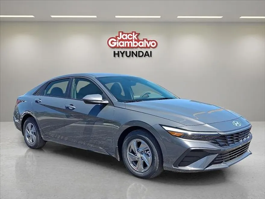 2025 Hyundai Elantra SE photo 1