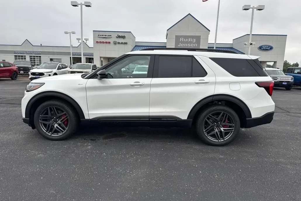 2025 Ford Explorer ST-Line photo 1