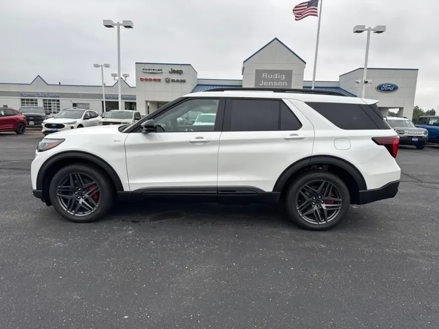 2025 Ford Explorer ST-Line photo 1