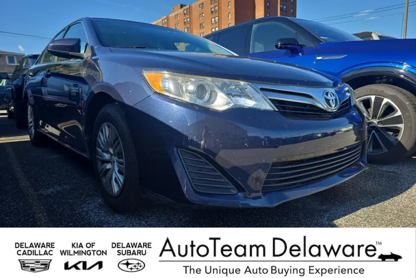 2014 Toyota Camry LE photo 1