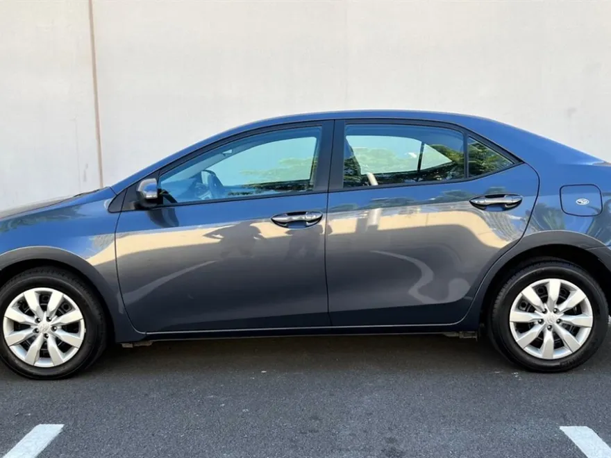 2015 Toyota Corolla LE photo 1