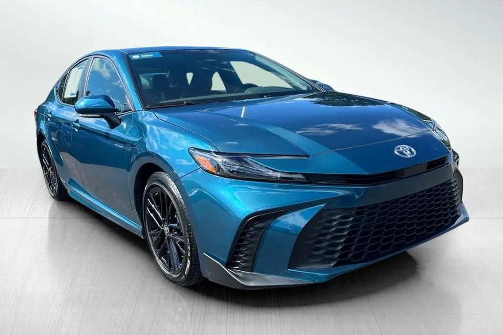 2025 Toyota Camry SE Hybrid photo 1