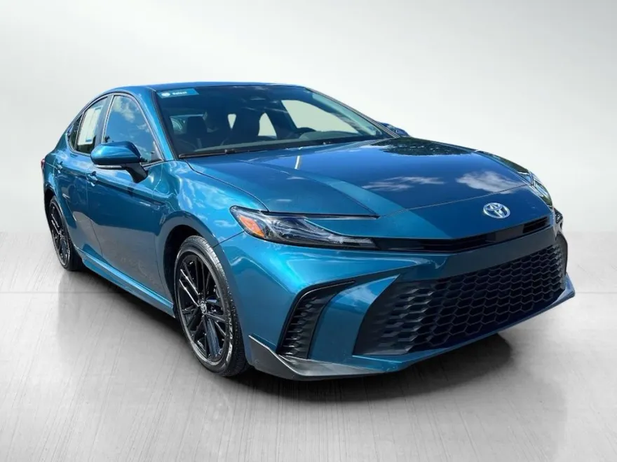 2025 Toyota Camry SE Hybrid photo 1