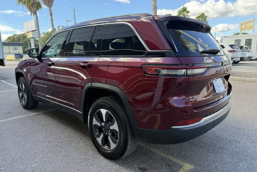 2024 Jeep Cherokee Limited 4xe photo 1
