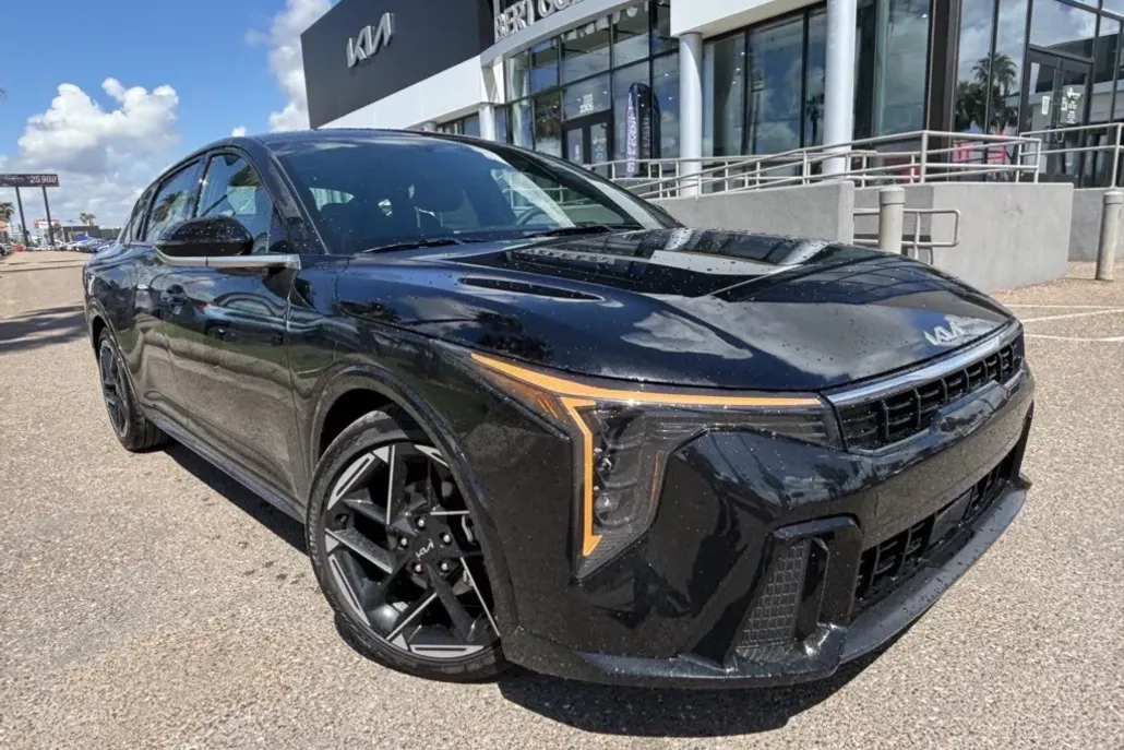 2025 Kia K4 GT-Line photo 1