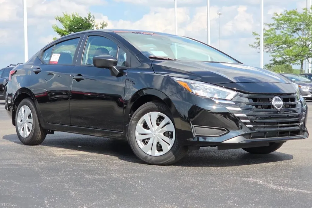 2025 Nissan Versa 1.6 S photo 1