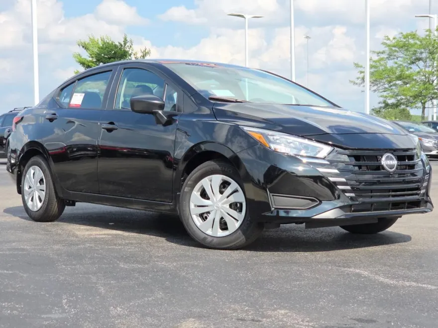 2025 Nissan Versa 1.6 S photo 1