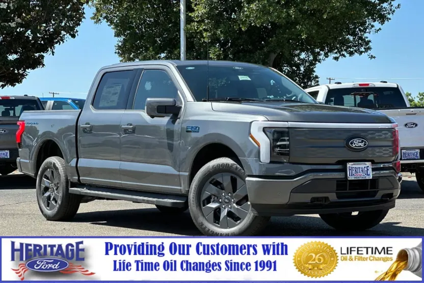 2025 Ford F-150 Lightning Lariat photo 1