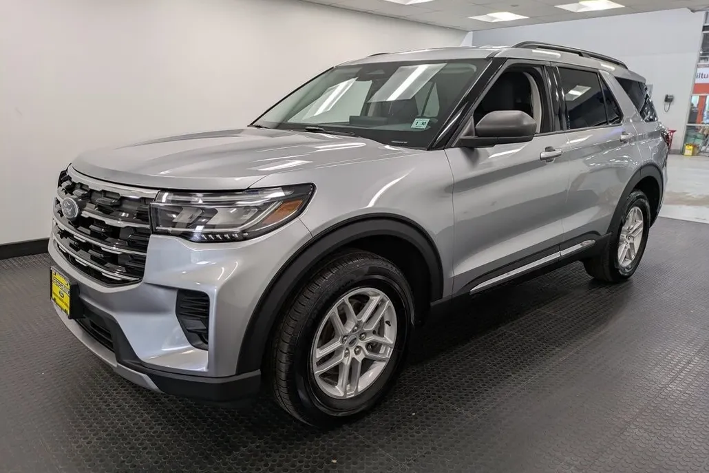 2025 Ford Explorer photo 1