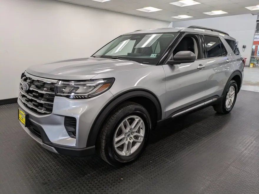 2025 Ford Explorer photo 1