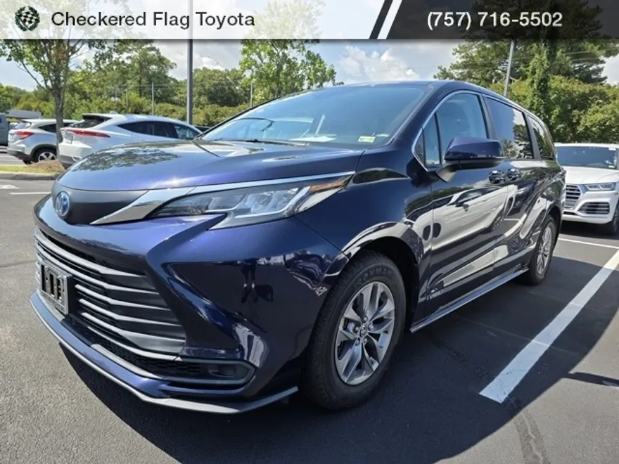 2021 Toyota Sienna LE photo 1
