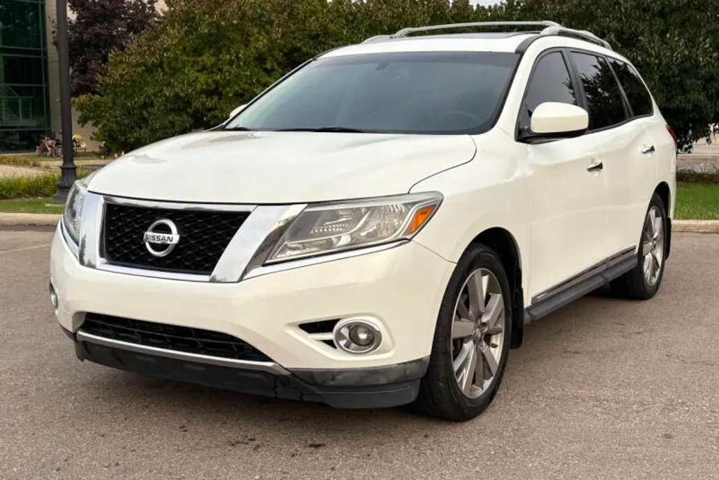 2014 Nissan Pathfinder Platinum photo 1