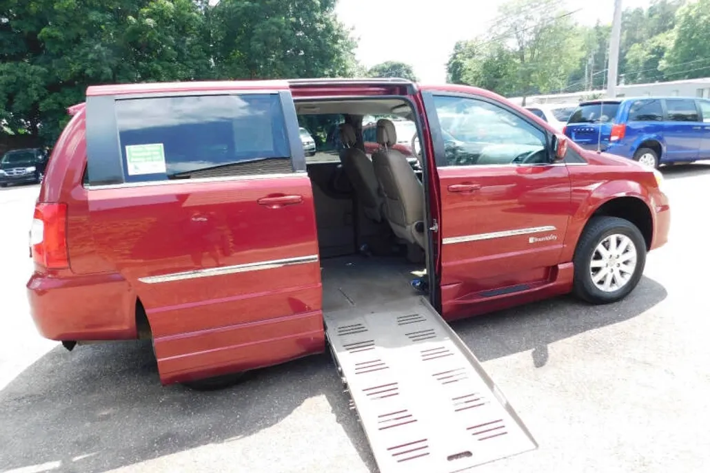 2013 Chrysler Town & Country Touring photo 1