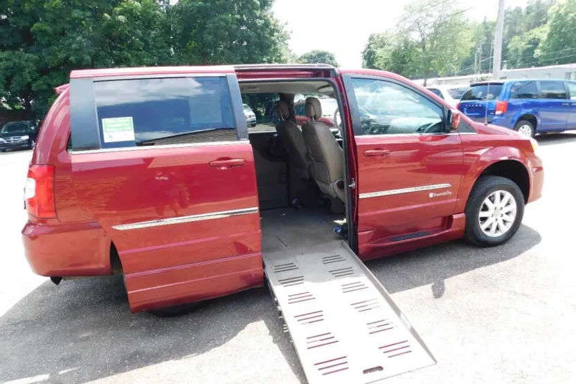 2013 Chrysler Town & Country Touring photo 1