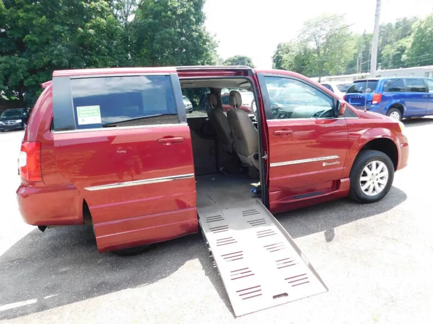 2013 Chrysler Town & Country Touring photo 1