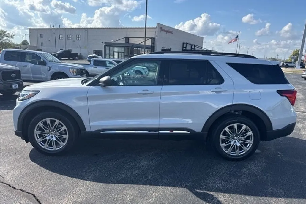 2025 Ford Explorer photo 1