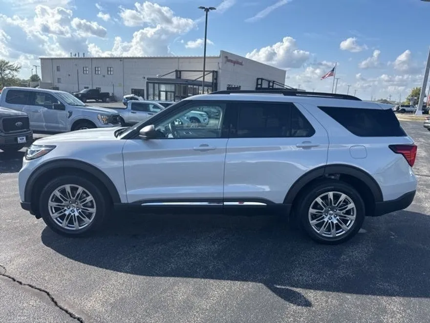 2025 Ford Explorer photo 1