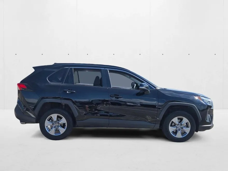 2024 Toyota RAV4 XLE photo 1